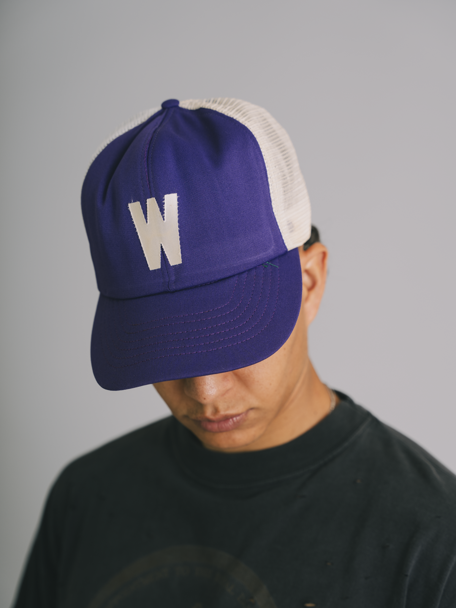 BONÉ TRUCKER 80's "W"