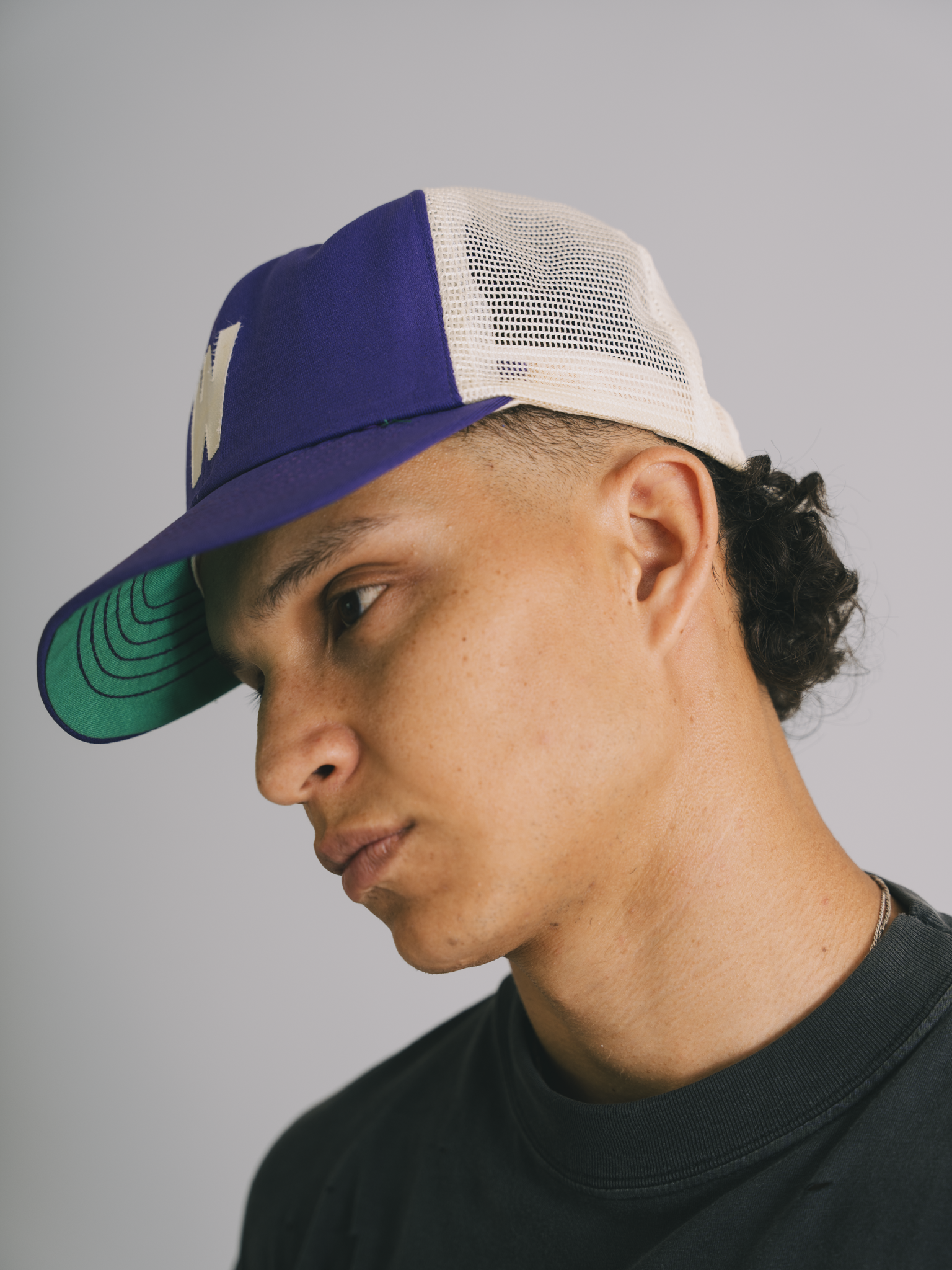 BONÉ TRUCKER 80's "W"