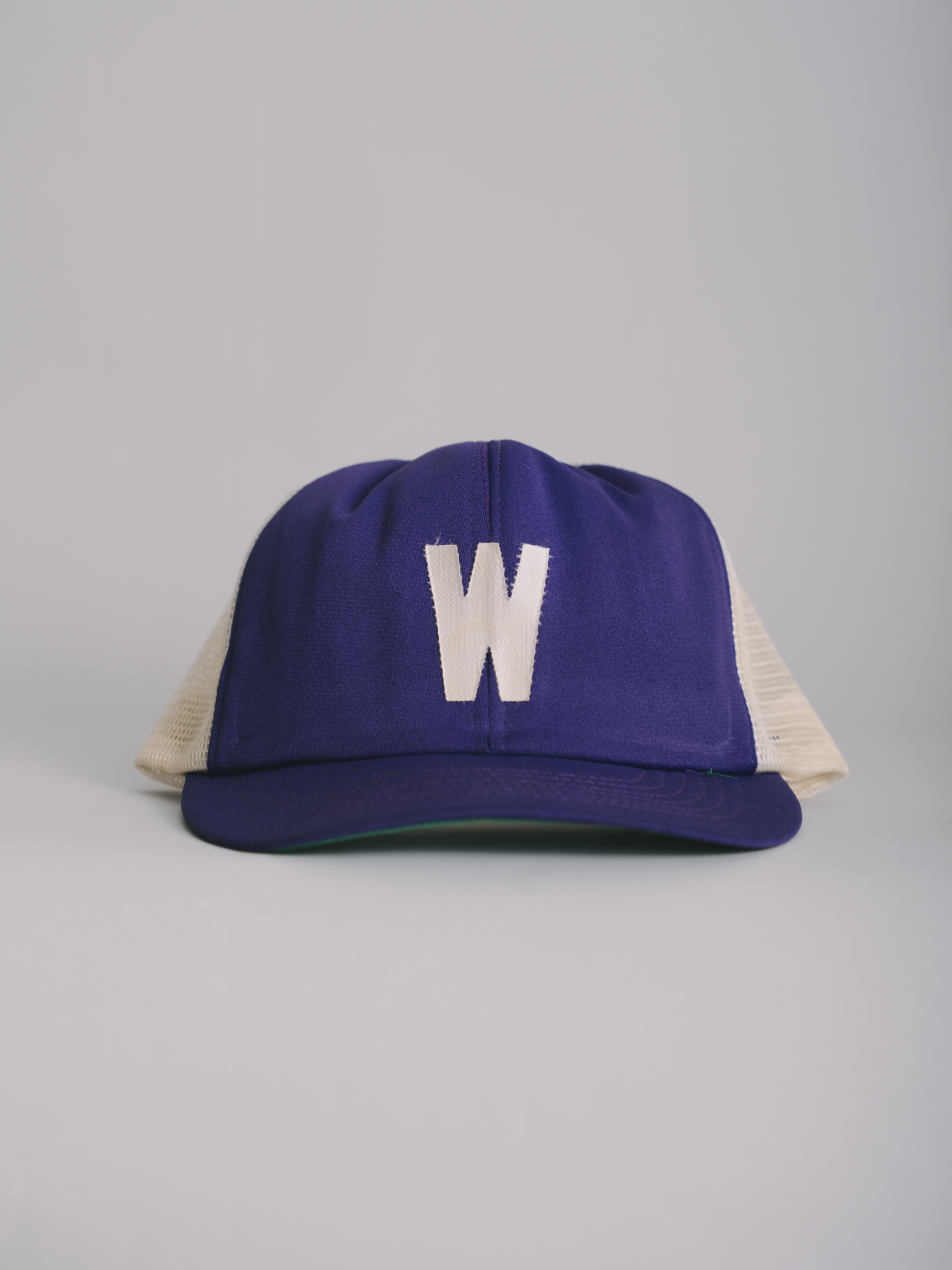 BONÉ TRUCKER 80's "W"