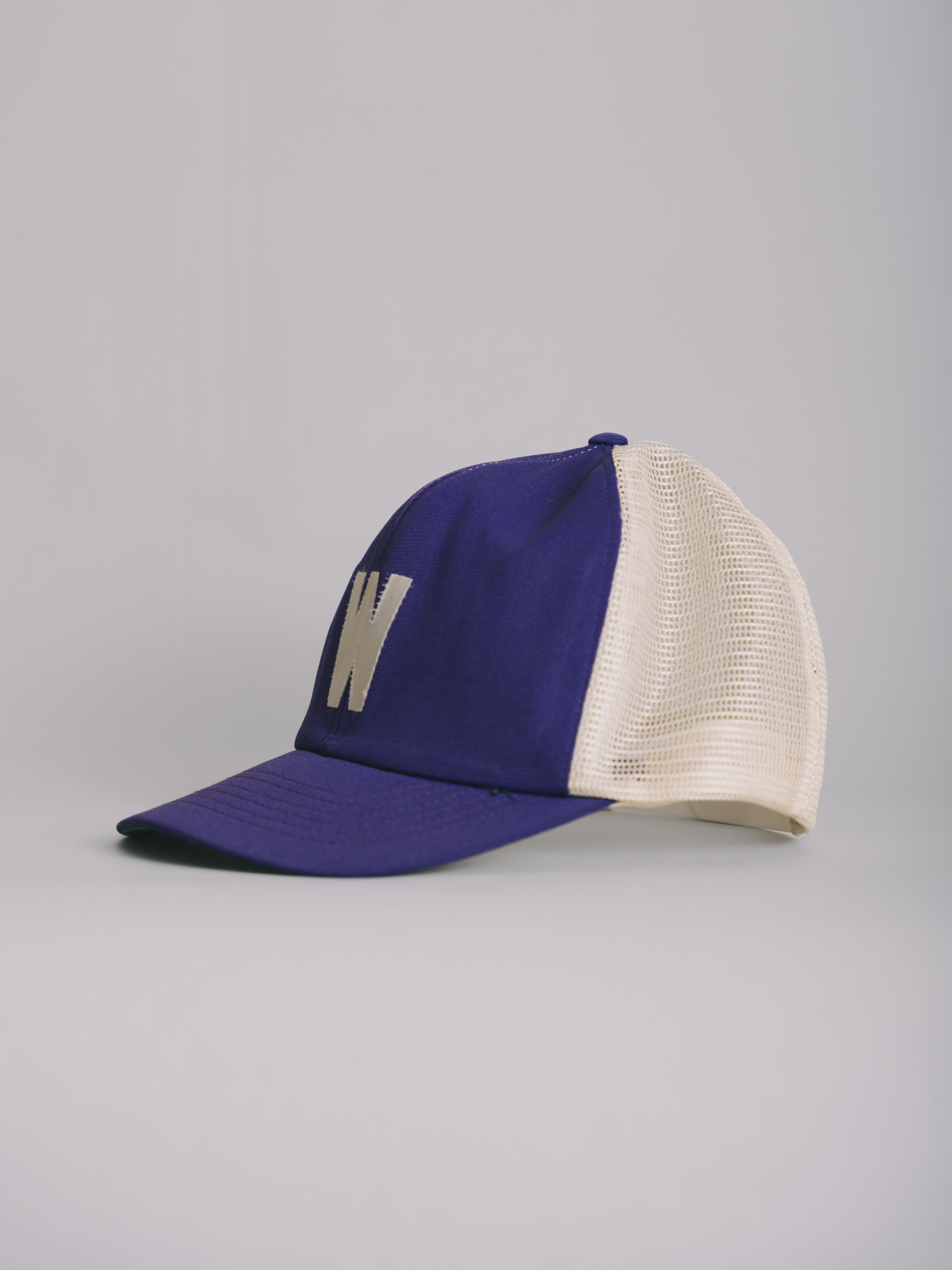 BONÉ TRUCKER 80's "W"